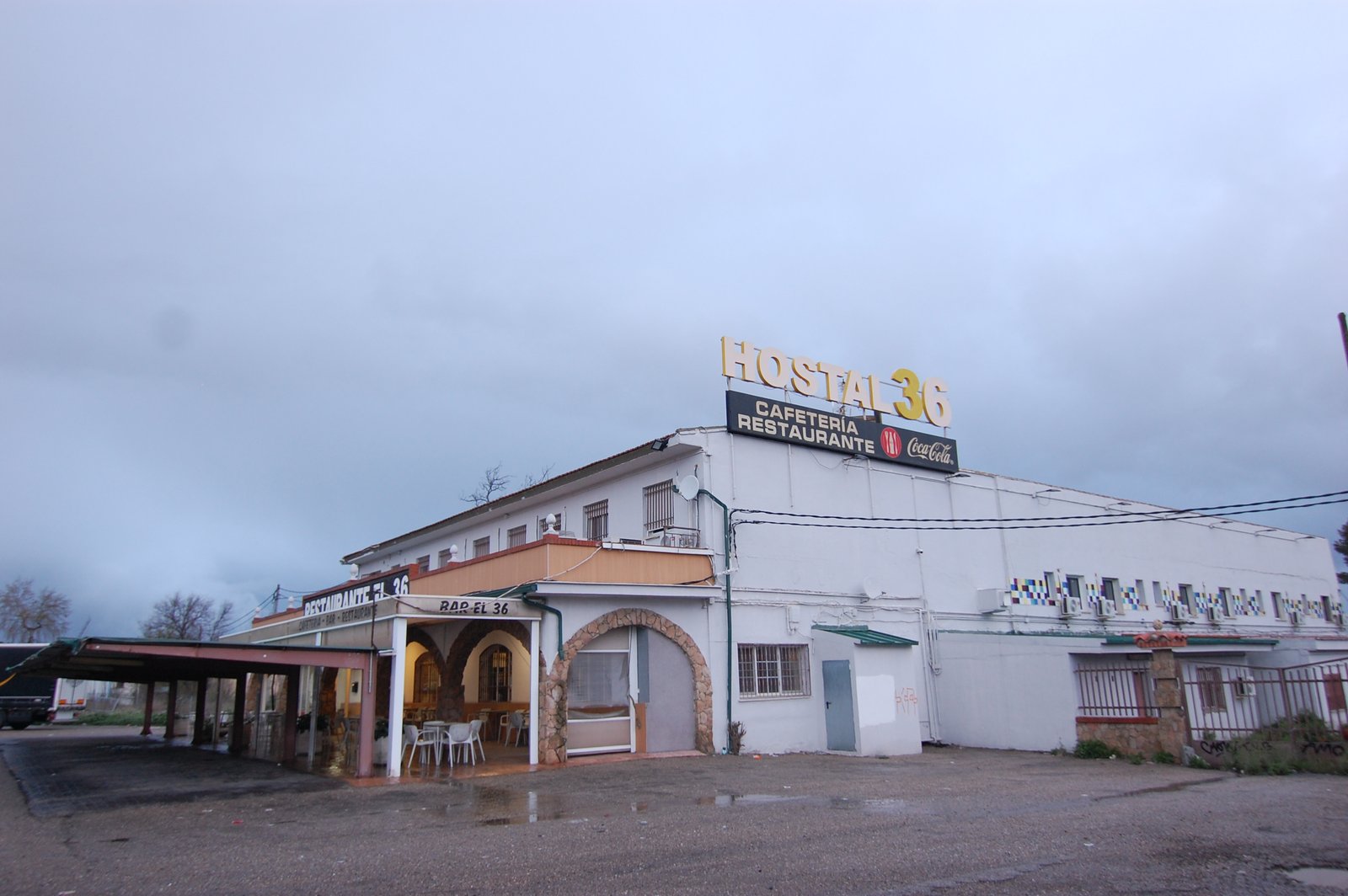 Hostalın modern dış görünümü
